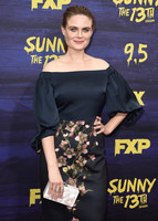 090418_emily_deschanel1115828-